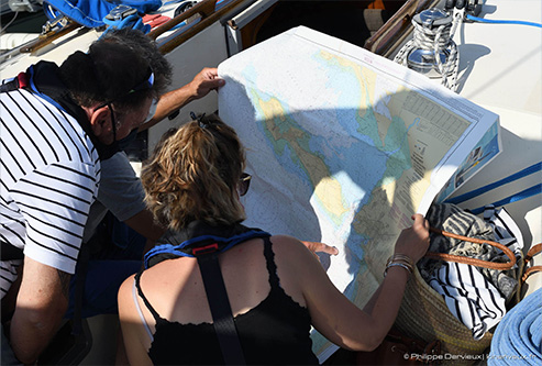 Direction Ré ou Oléron ? Les marins du jour étudient la carte pour choisir leur itinéraire.