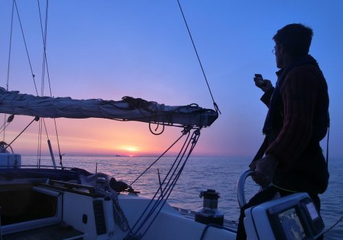 un lever de soleil en mer avec le voilier Kelone