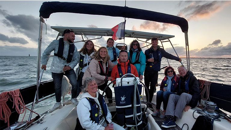 Toute une famille qui se retrouve pour un week-end à bord du voilier Kelone à La Rochelle.